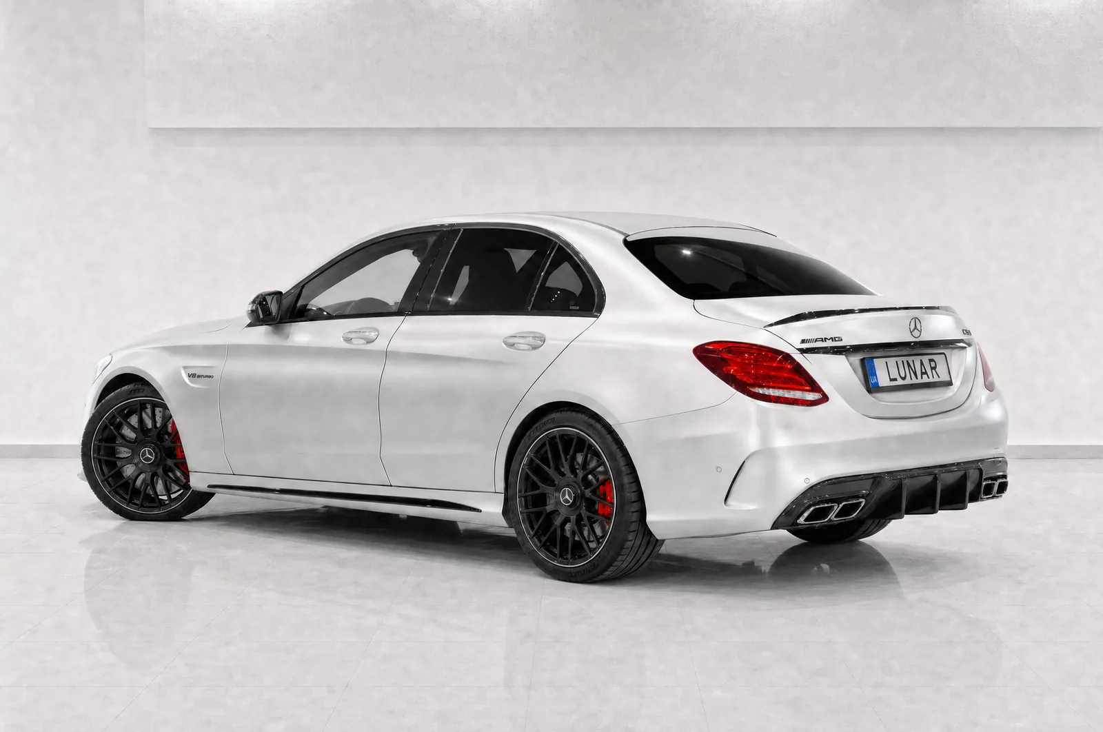 Mercedes-AMG C63 S, aizmugure no sāna
