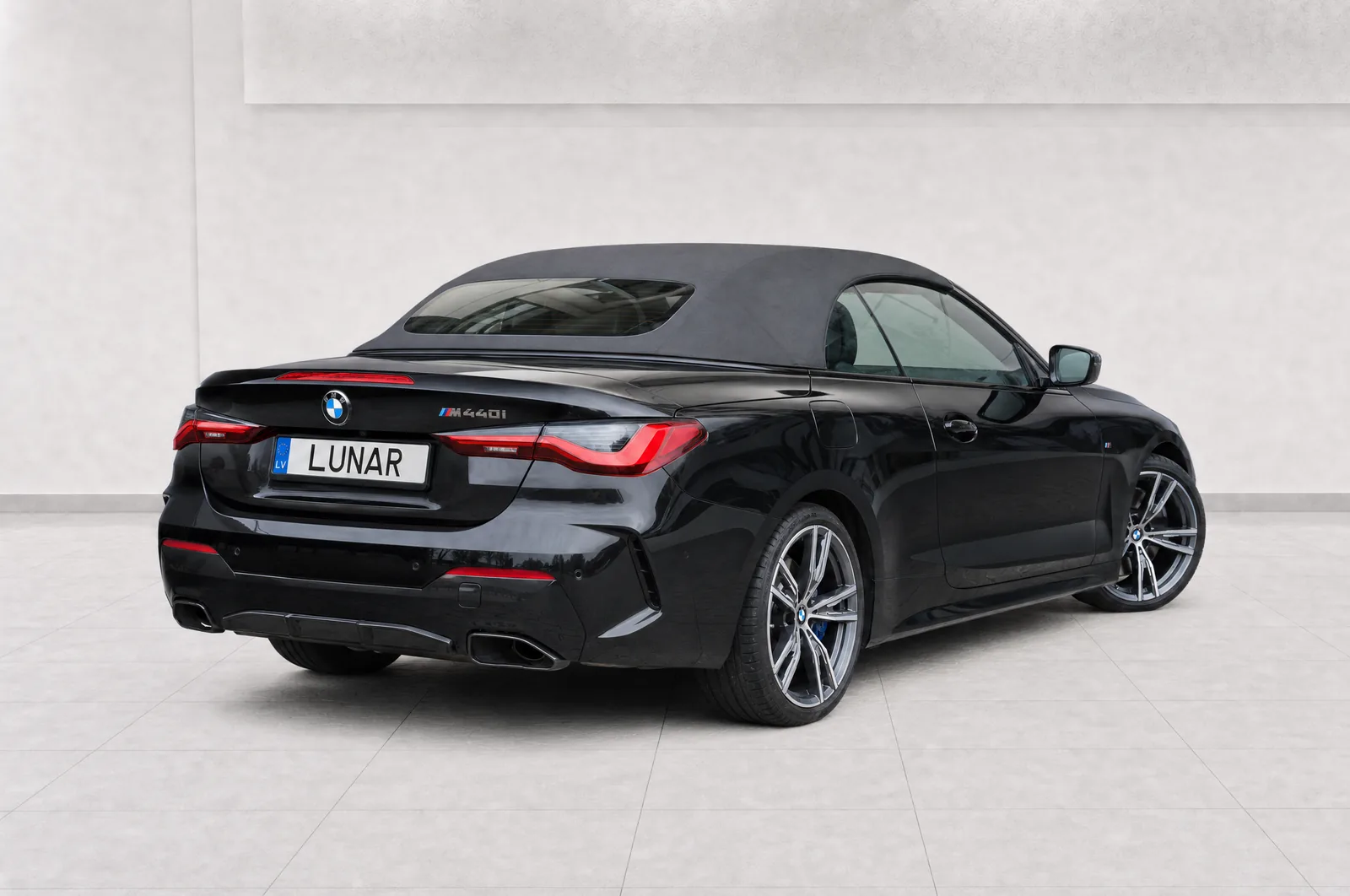 BMW / Mercedes kabriolets, aizmugure no labās puses