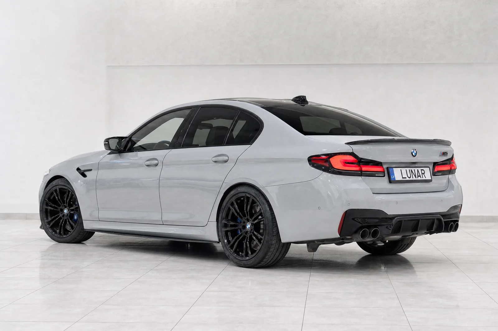 BMW M5, aizmugure no sāna
