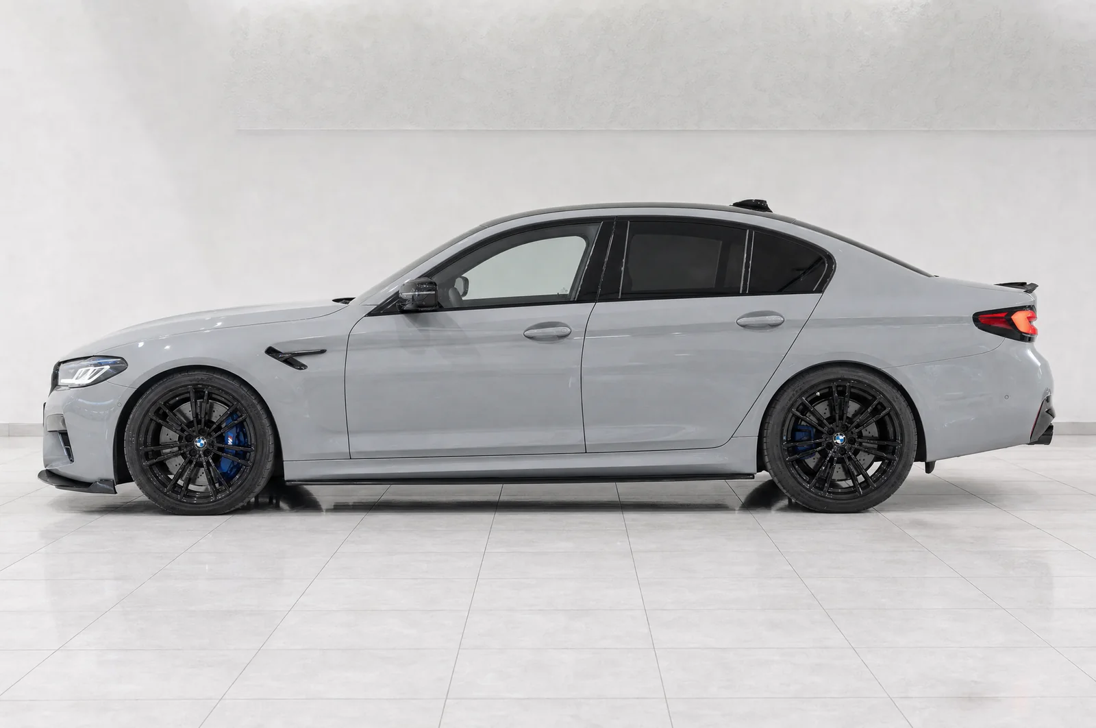 BMW M5, sāns