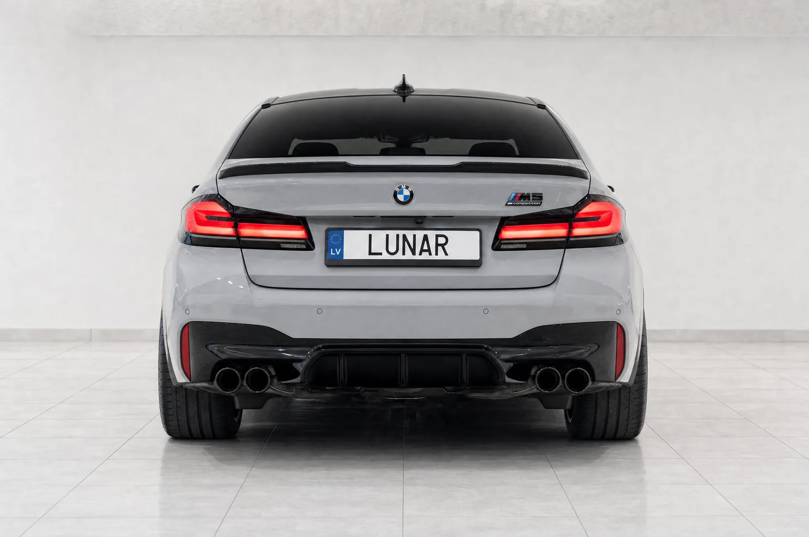 BMW M5, aizmugure