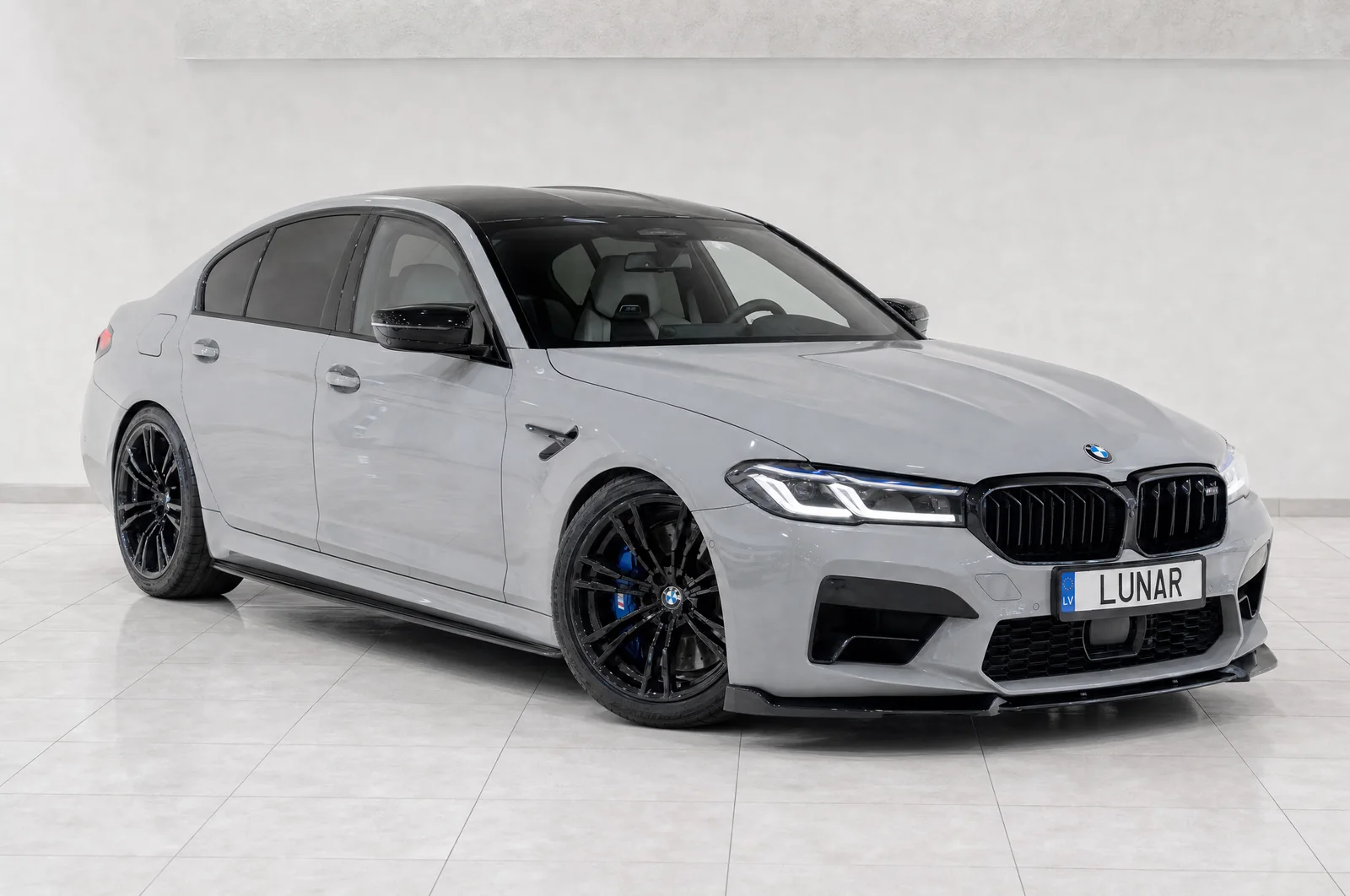 BMW M5, priekšpuse no labās puses