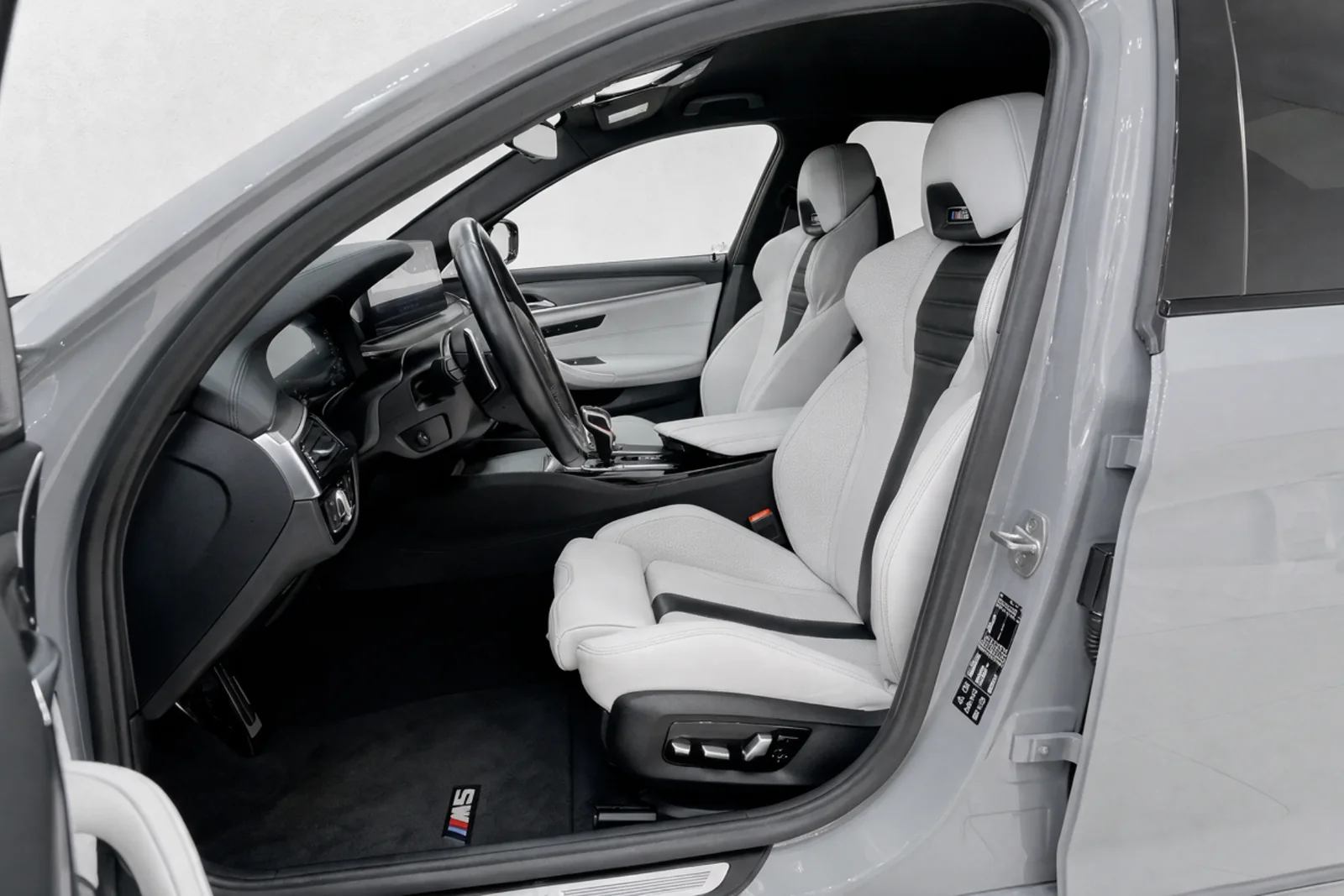 BMW M5, salons