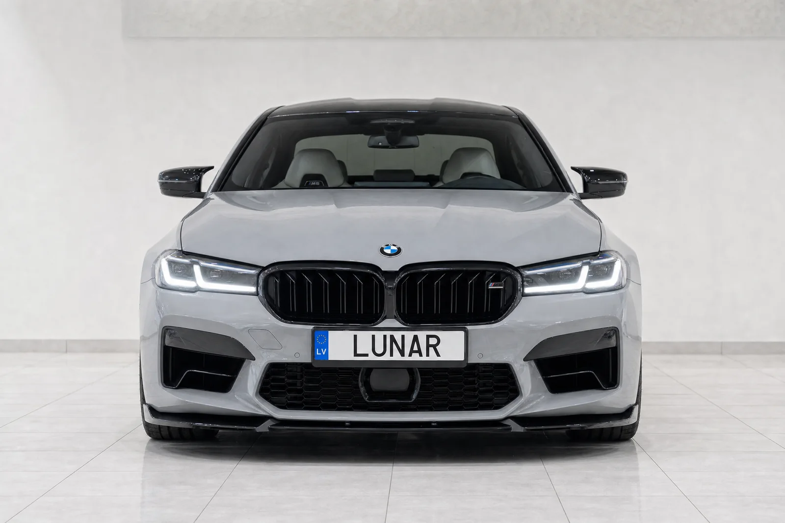 BMW M5, priekšpuse