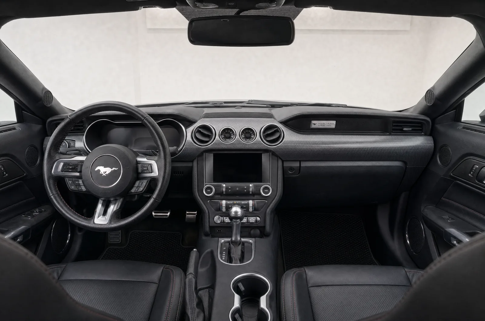 Ford Mustang GT, panelis