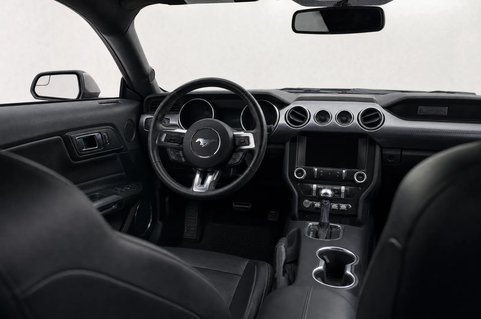 Ford Mustang GT, stūre un panelis