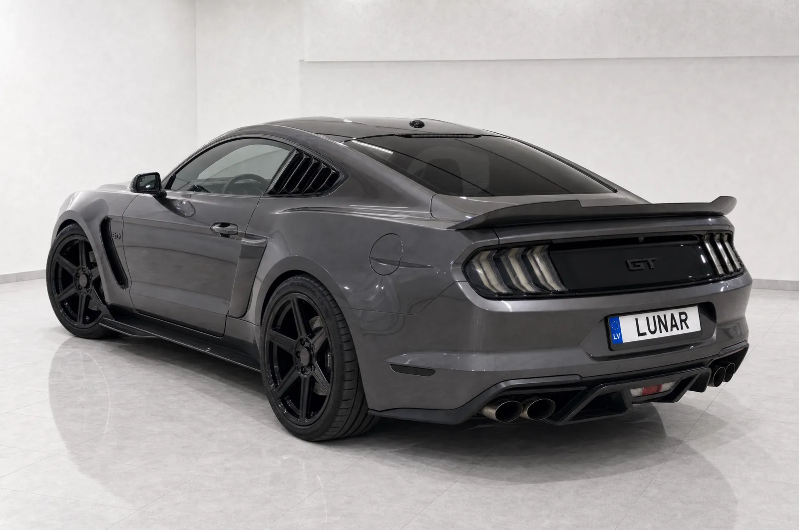 Ford Mustang GT, aizmugure no sāna