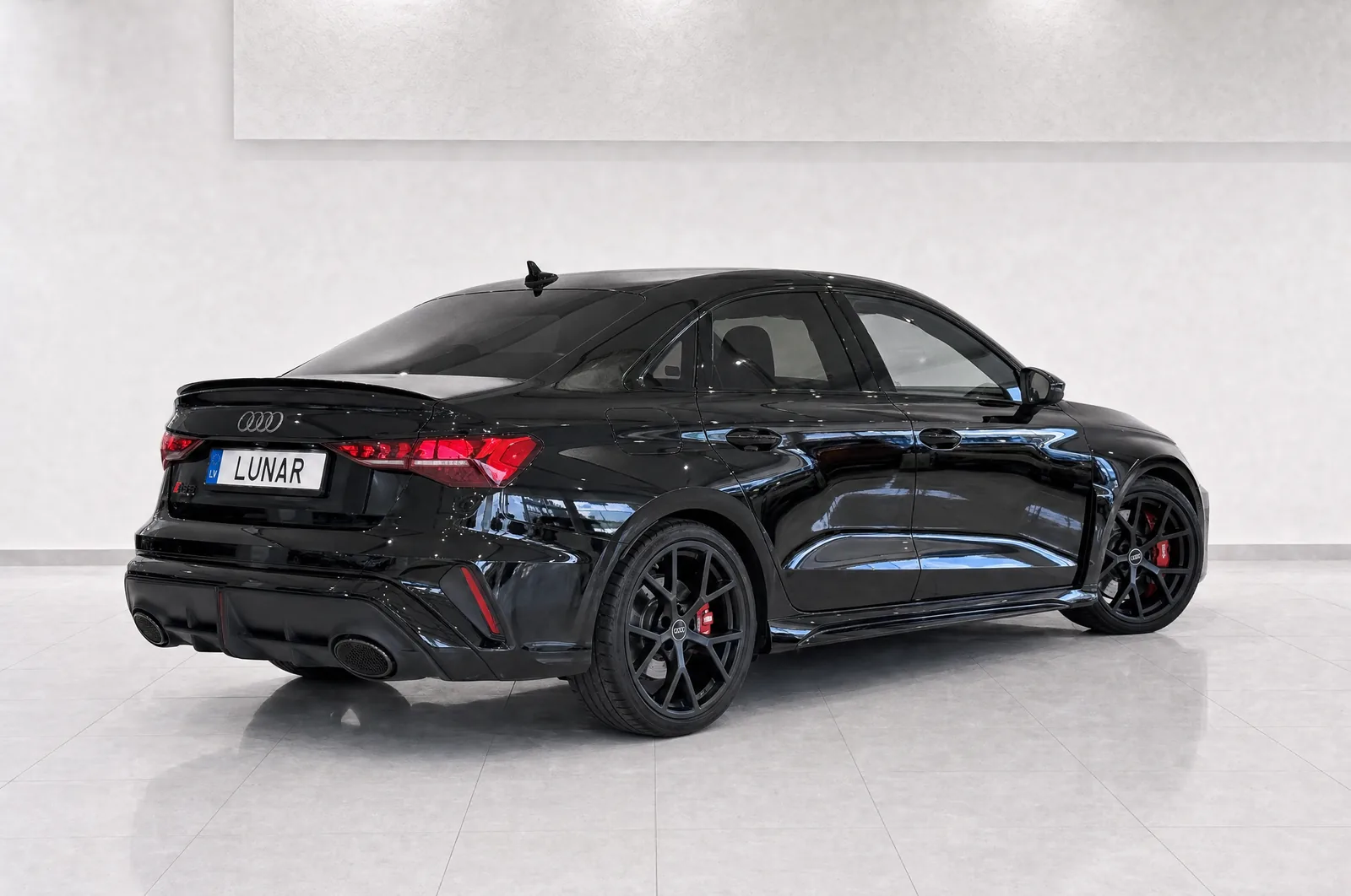 Audi RS3, aizmugure no labās puses