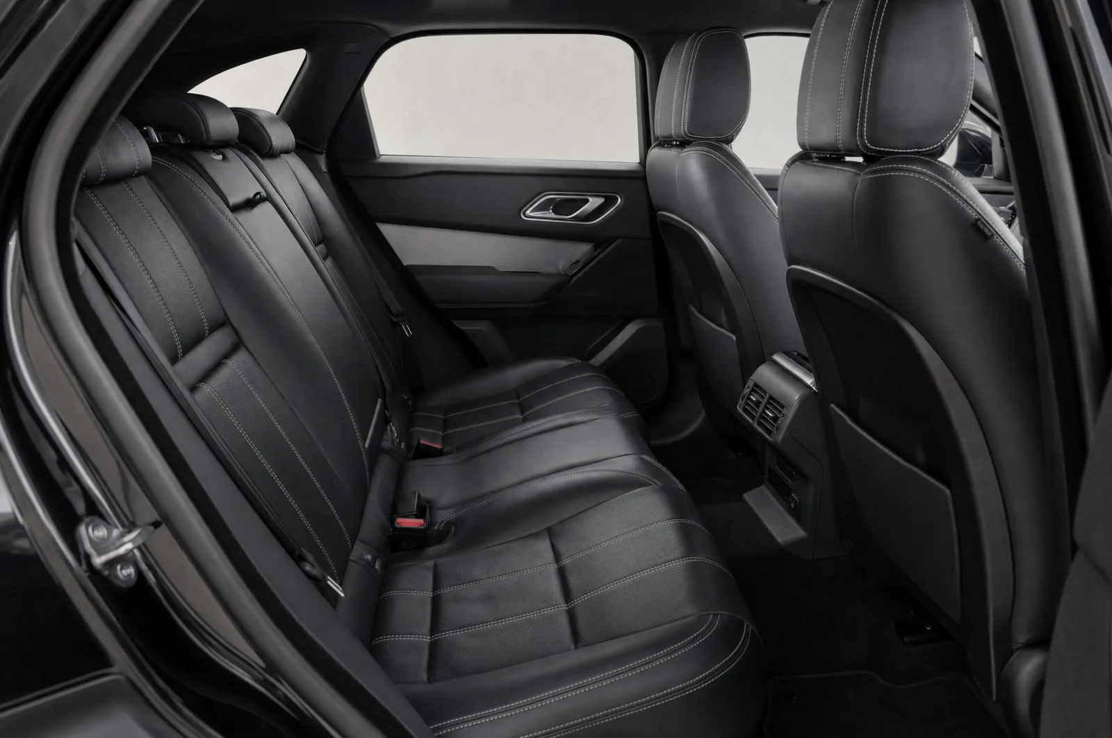 Range Rover Velar, aizmugurējie sēdekļi