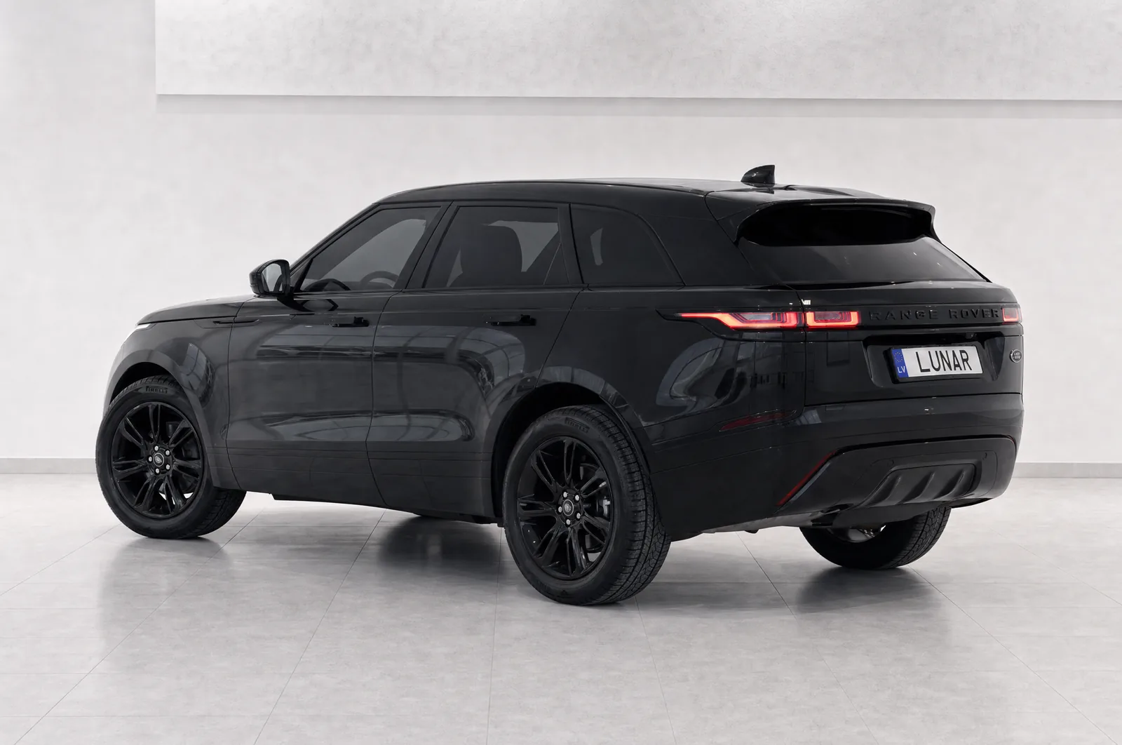 Range Rover Velar, aizmugure no sāna